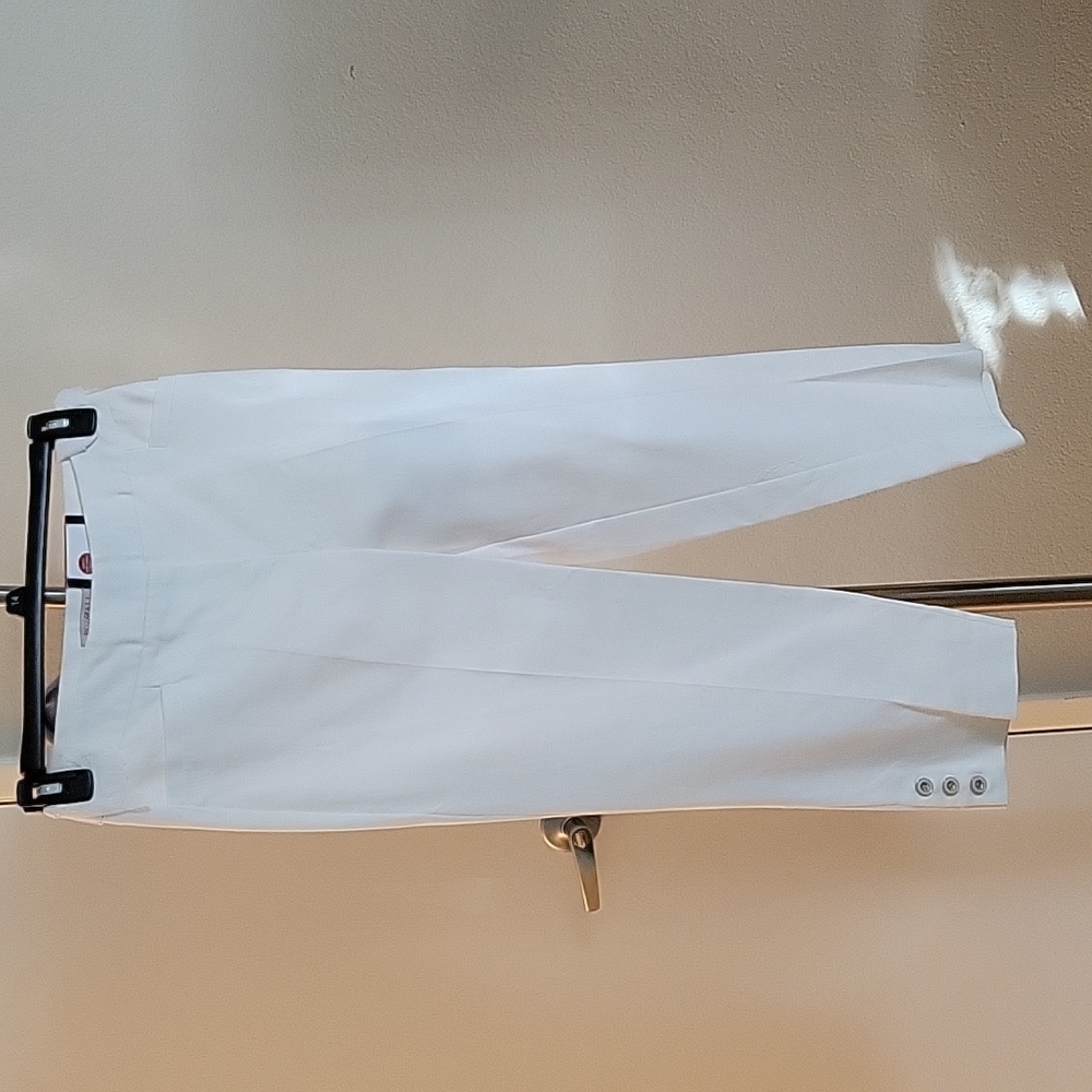 Brand-new Roz & Ali white crop pants, Size 4